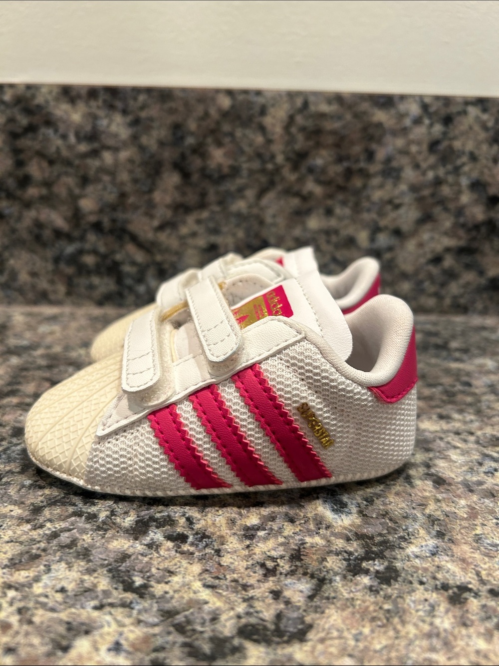 adidas Kids Cream & Pink Classic Hook-and-Loop Sneakers